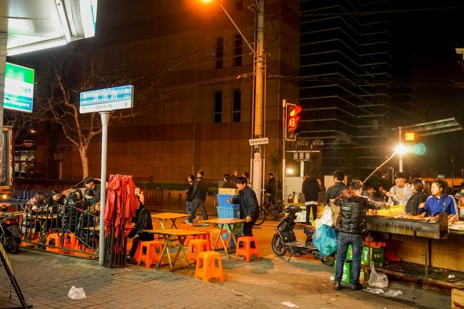 場所はこの看板ですw<br /><br />四川中路とこの看板の通りのファミマが目印w<br /><br />漢字が出ないからすいませんw<br /><br />朝は朝でまた店が出てるので深夜小腹すいた--って方は是非☆