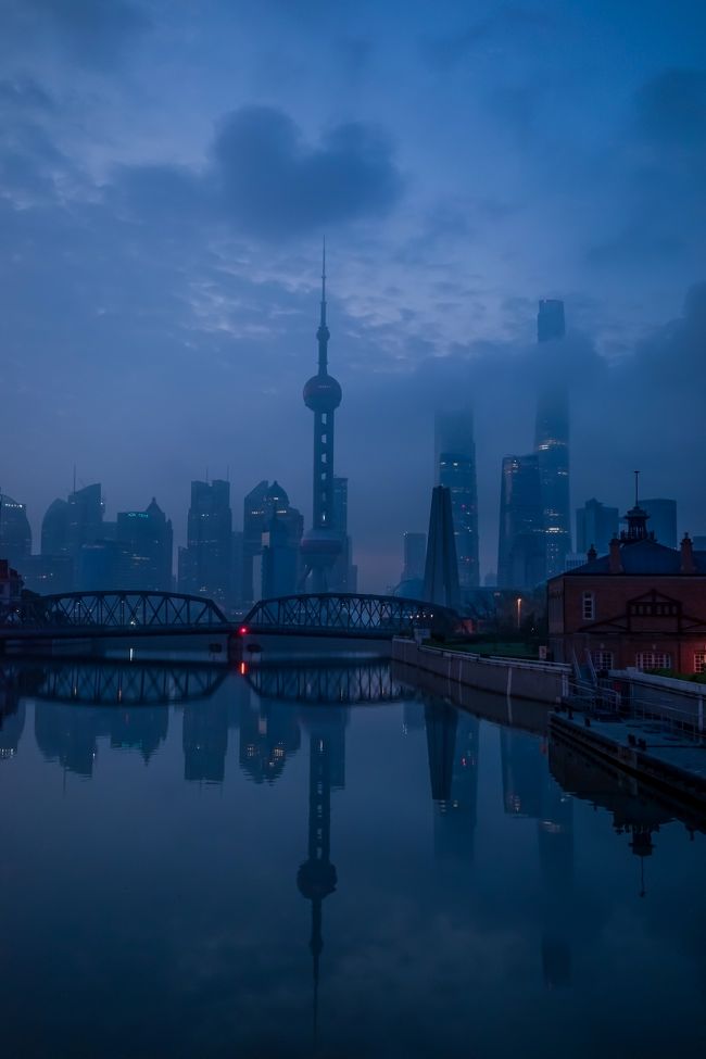 折角来てるのにゆっくりする時間をとるなんて--って疲れ切るまでは行動しまくりますねw<br /><br />夜は夜景見たい<br />朝は朝焼けや人々が少ない時の感じ<br /><br />その土地の全てを感じて見たい理由です<br /><br />一人旅は自分が平気であればいくらでも動けるし<br />疲れたら休めばいい<br /><br />自由気ままに予定変えられるから辞められないんですよね(*ﾟ▽ﾟ*)