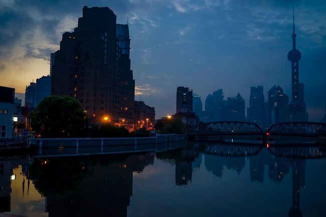 さてここは乍浦路橋からの早朝の風景です( ´▽｀)<br /><br />まだバイクも人もいなくて静かな上海の景色を独り占めです・・・・