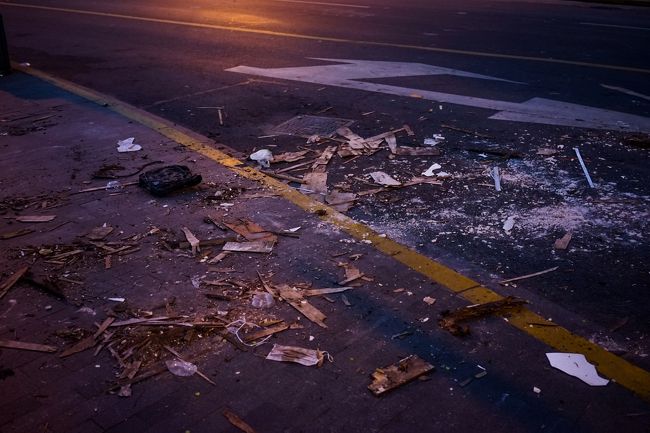 とは裏腹に路上には騒々しいくらいのゴミ?が(*´ω｀*)w<br /><br />っておいwなんでこんなゴミ?落ちてるのw<br /><br />ガラス木屑・・・