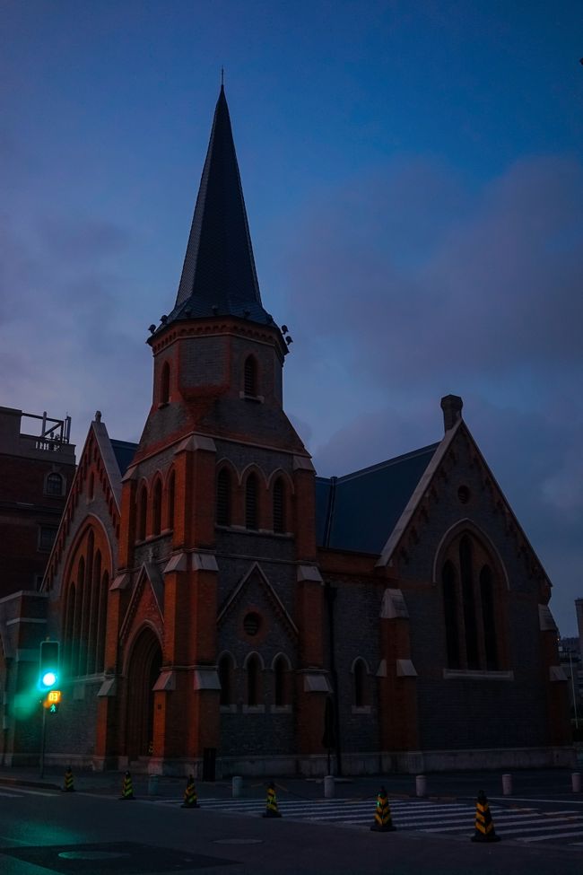 ライトアップされていた教会も朝はひっそりと身を沈め朝の日差しを待っております・・・