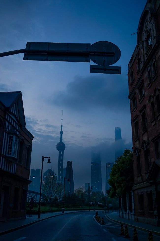 上海中心は姿を雲を突き抜け・・・<br /><br />高さが良くわかりますね