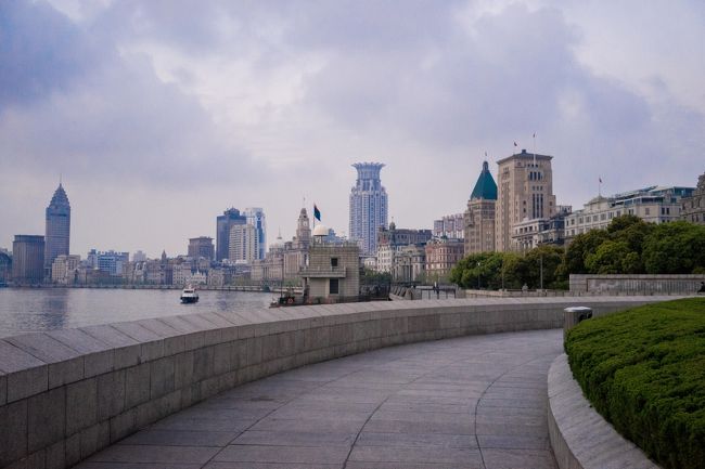 完全明るくなりましたがご覧の通り！<br />朝の外灘は静かで誰もいない( ´▽｀)<br /><br />ランニングと凧揚げのおじさんくらいですねw