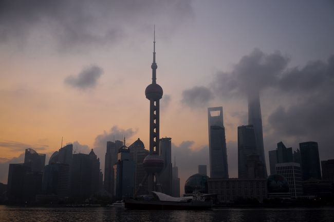 これでは上がっていくとこみられない・・<br /><br />一応翌朝もそんために外灘早朝は予定に入れてるけど---<br /><br />今見たいのよ<br /><br /><br />(´･_･`)