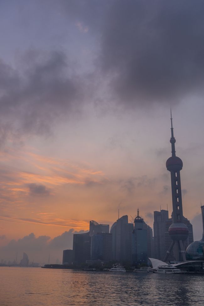 でも赤く染まる空と静かな外灘・・<br /><br />凄くいいです<br />早起きは三文の徳！<br /><br />