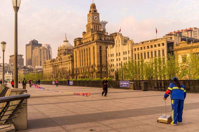 朝からゴミ清掃の方々ご苦労さまですm(_ _)m<br />外灘はこの方々のお陰で綺麗ですね(*´∀｀)<br /><br />しかもカメラ沢山とっていた私にカメラはしっかり肩から首に---みたいに盗難あるから気をつけな--と<br /><br />親切に(*ﾟ▽ﾟ*)<br /><br />言葉はわかりませんがニュアンスでw<br /><br />朝からいい気分ですね<br />親切というのは本当に素晴らしい事ですね