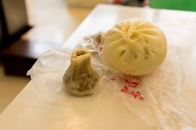 手軽に食べれる店があったので美味しそうなもち米の入った蒸した焼売?と肉まんをゲット(*´∀｀)<br /><br />んんんん--<br />安くて美味しい