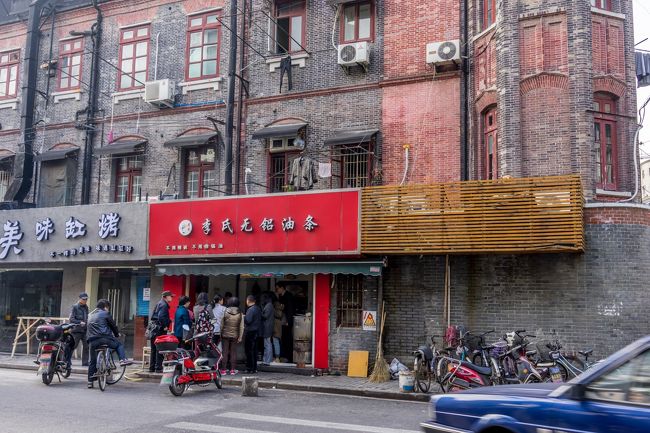 こんな感じで地元民の朝を支えるお店<br /><br />だけあって行くのに勇気いりましたw<br />実際買うまで苦労したw<br /><br />もう待ってたら当たり前だけどダメねw<br />後ろからどんどんくるから<br /><br />気合でお金をおばちゃんに渡して注文！<br />疲れましたw