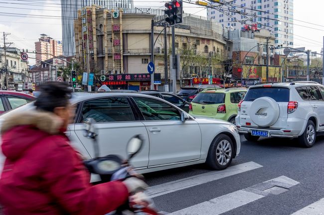道路は混み合ってます・・・<br /><br />横断歩道なんてあってないようなもんw<br /><br />車は歩行信号が青だろうと気にせずに横断歩道に停車w<br /><br />車の合間を縫って渡ります---(´ｰ｀)