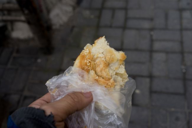 さきほど買ったやつ<br />名前なんだっけw<br /><br />サクサクなのでポロポロこぼれます(´･_･`)