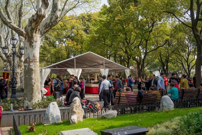 中央では何やら古い本を売り出しているようですね---