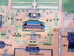 興福寺の特徴は、幾つかのお堂からなる伽藍(がらん)構造です。
南円堂もその一つになっています。