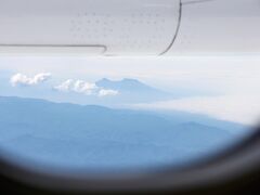 駒ヶ岳。

青森→千歳は、低空飛行で景色が楽しめる短い空の旅でした。