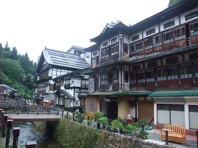 この建物はもう使われていないのか、明かりもともらず、窓も開けっぱなしで、なんとなく温度をなくしてしまった感じに佇んでいました。<br />古い建物を維持するのは大変だと思うけど、何とかならないものか・・・と淋しく感じました。