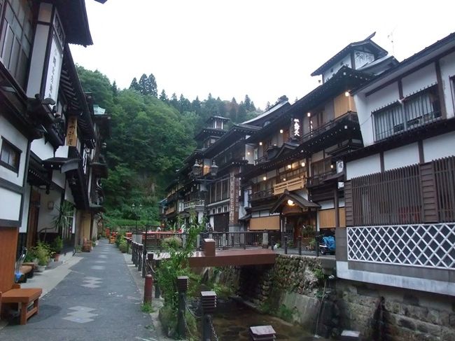 銀山温泉、来てみたかったんです。<br />この細い道に足を踏み入れたとたん、どこか異空間に入り込んだかのような感覚になるとても印象的な街並みでした。