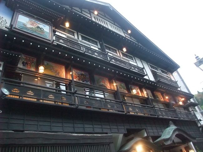 壁の絵が特徴的な旅館。