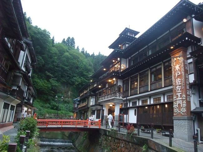 あたりがだんだん暗くなり、宿の明かりがともり始めました。