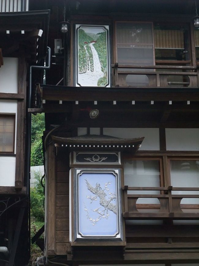 滝と梅の花の絵が描かれています。