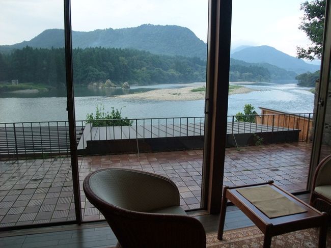 山形を後にして、ひたすら南下。<br />長い長い距離を走り、夕方新潟までやってきました。<br />今日の宿は「福泉」です。<br />窓から見える景色が壮大です。