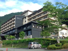 宿泊とオプションの蛍観光を予約した、おんくり。
１階のロビーとレストラン、バーは今風に改装されていました。