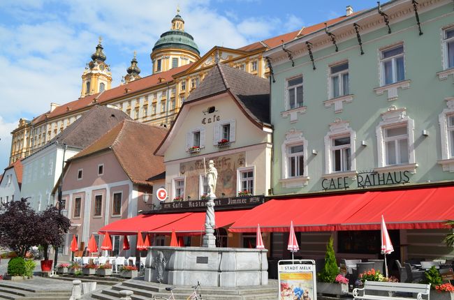 メルク旧市街のクレムザー通りからメルク修道院を眺める