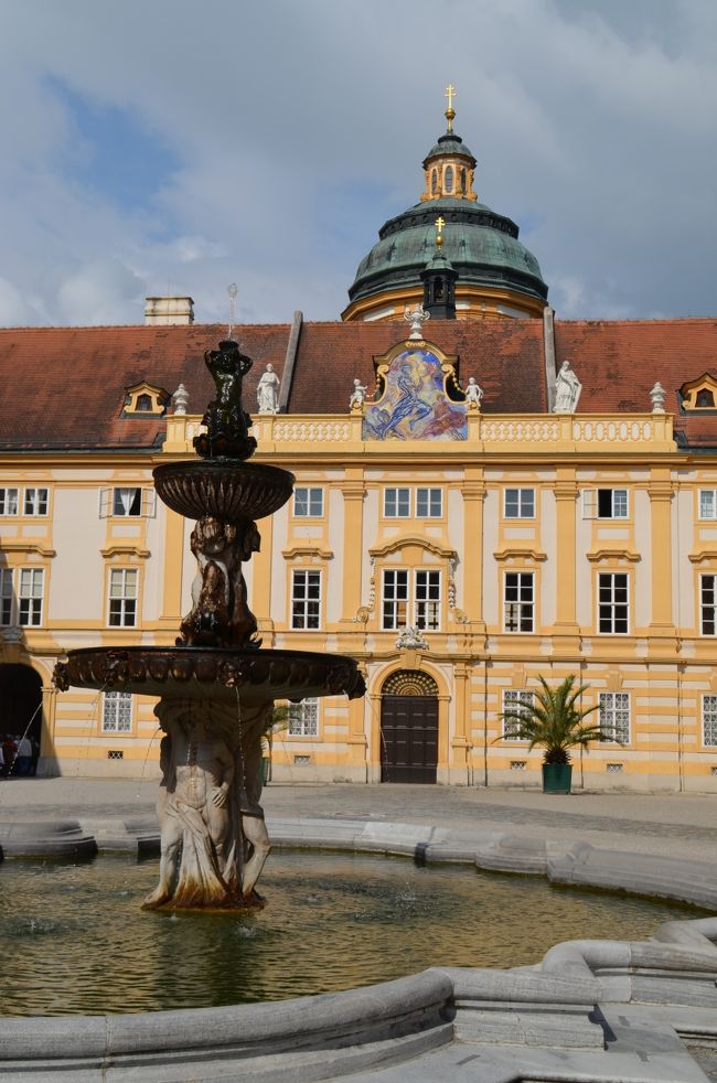 修道院のファサードと噴水