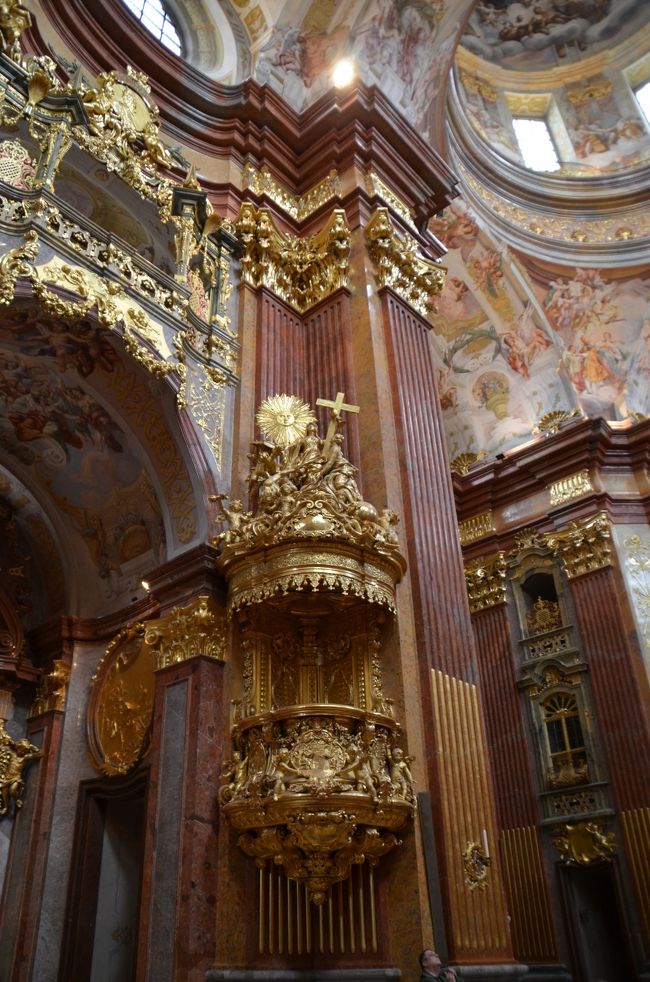 眩いばかりの装飾が施された修道院付属教会内部