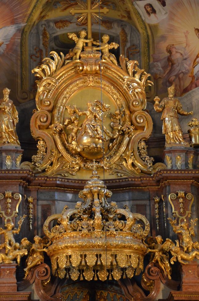 眩いばかりの装飾が施された修道院付属教会内部