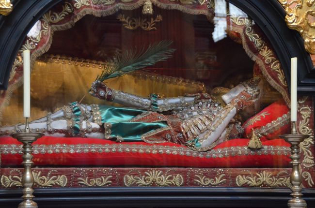 宝飾を身にまとった骸骨