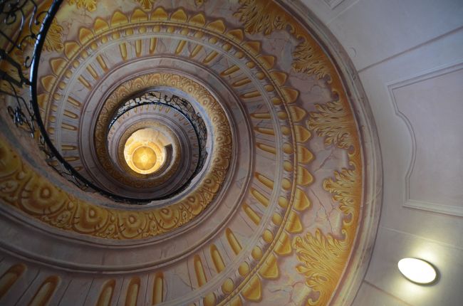 螺旋階段を見上げる