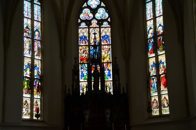 メルク地区教会の内部のステンドグラス