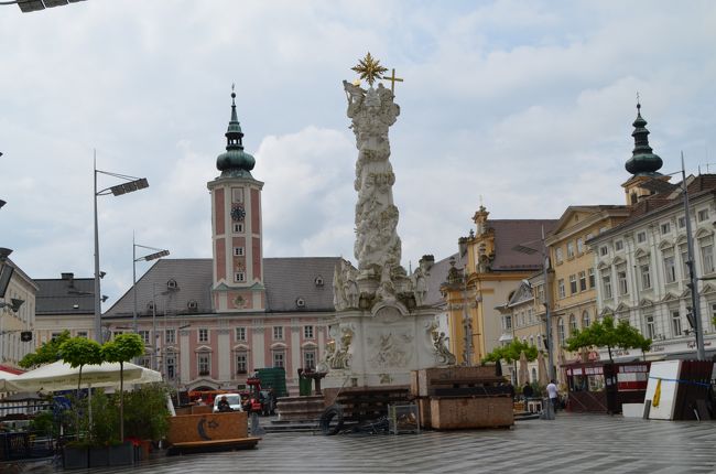 ザンクト・ペルテンのドーム広場と市庁舎