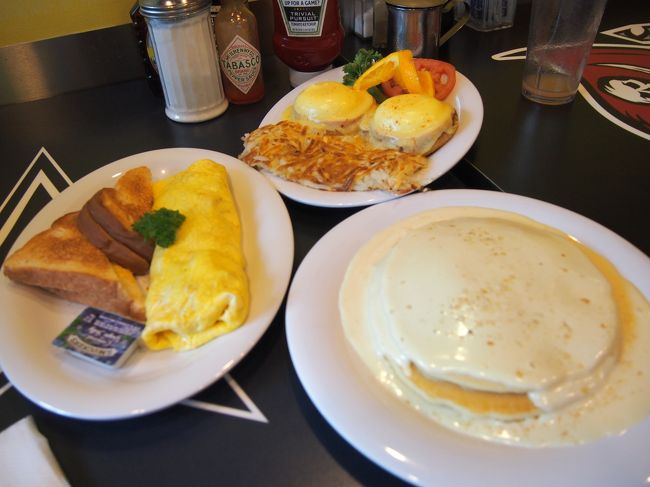 20分くらい待って店内へ。<br />こちらのメニューをシェア。<br /><br />パンケーキ美味しいけど、一人で食べるには量が多いかな。<br />甘いのとしょっぱいのを食べたくなるので・・・。