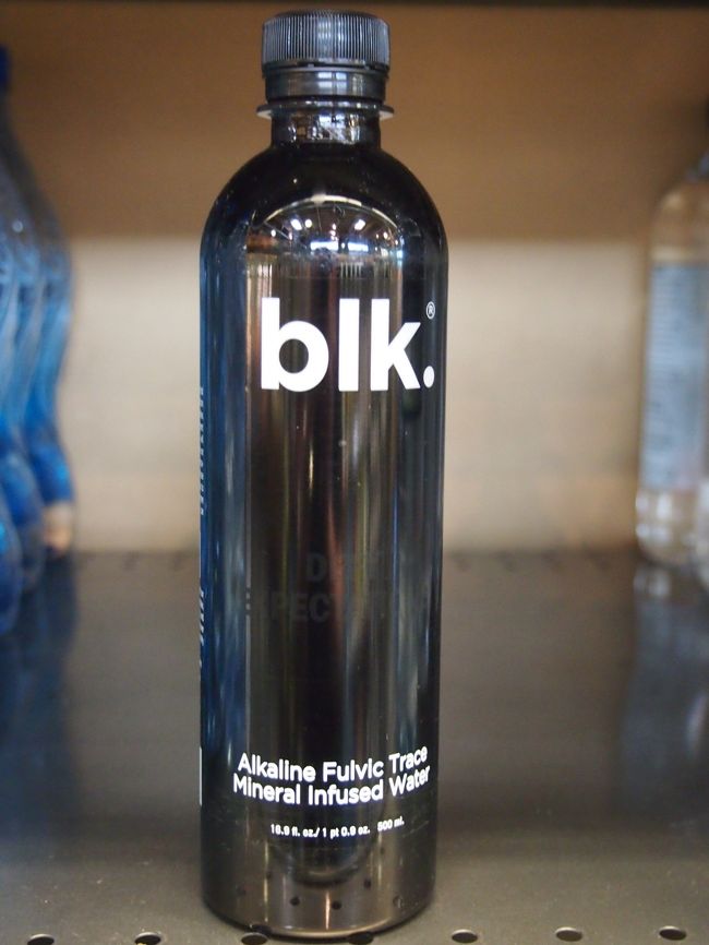 ホールフーズにて<br />以前、まこっちゃんがブログで紹介していた<br />「黒い水」発見。<br />墨汁を水で薄めた色〜(>_<)<br /><br />購入して飲んでみたけど、無味無臭。<br />身体に良いらしいけど、イマイチ成分が分からない私。<br /><br />500mlで300円近くするから、高級な水よね〜<br />次回は買わない!