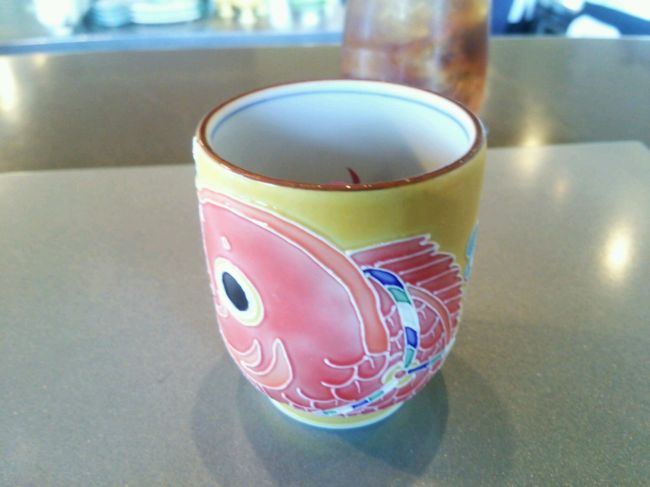 今日の夕食は、南山枝魯枝魯(ナンザンギロギロ)<br />コナストリート方面にあります。<br /><br />『とわこさん』より、絶品の美味しいコース料理とイケメン料理長がいいわよ〜と言われ、美味しい料理はもちろんのこと、イケメン料理長に食いついた〜(>_<)、ハイ、即予約♪<br /><br />オープンより少し早めに到着。<br /> 既に男性2名の先客がいましたが、見事、料理長の前の席をget!<br /><br />そして、その後、日本のTVにたまぁ〜に出てくるMさんが来店。<br />お兄ちゃんの元奥様と言えばわかりますね。<br />TVで見るより痩せていて綺麗な方でした。<br />私たちと同じくお料理の写真を撮っていましたよ。<br /><br />