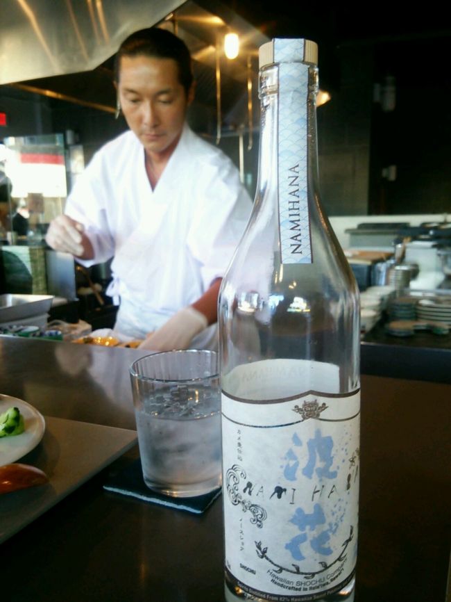 オアフ島で製造されている焼酎　波花を撮りつつ、料理長を写す(>_<)