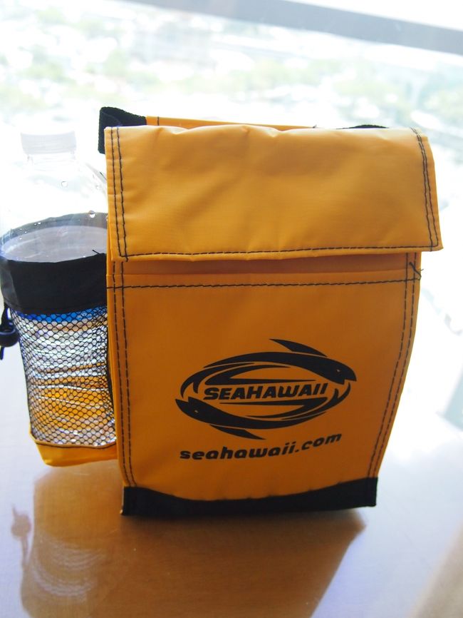 こちらのケースにおやつとパンと水が入っていました。<br />濡れても大丈夫な素材なので海へ行くときのおやつ入れに使えるかな？