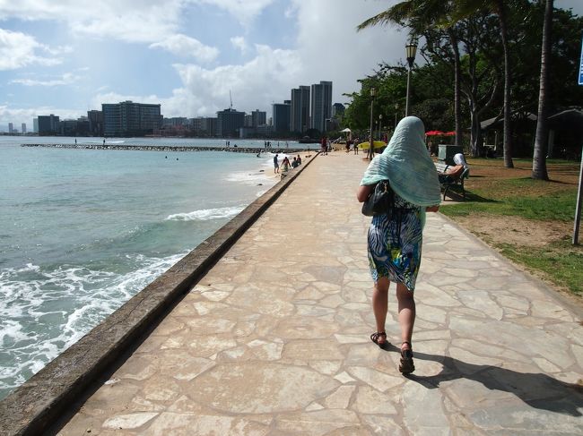 今日はワイキキで夕食。<br />ワイキキビーチ沿いを歩いて目的地まで。