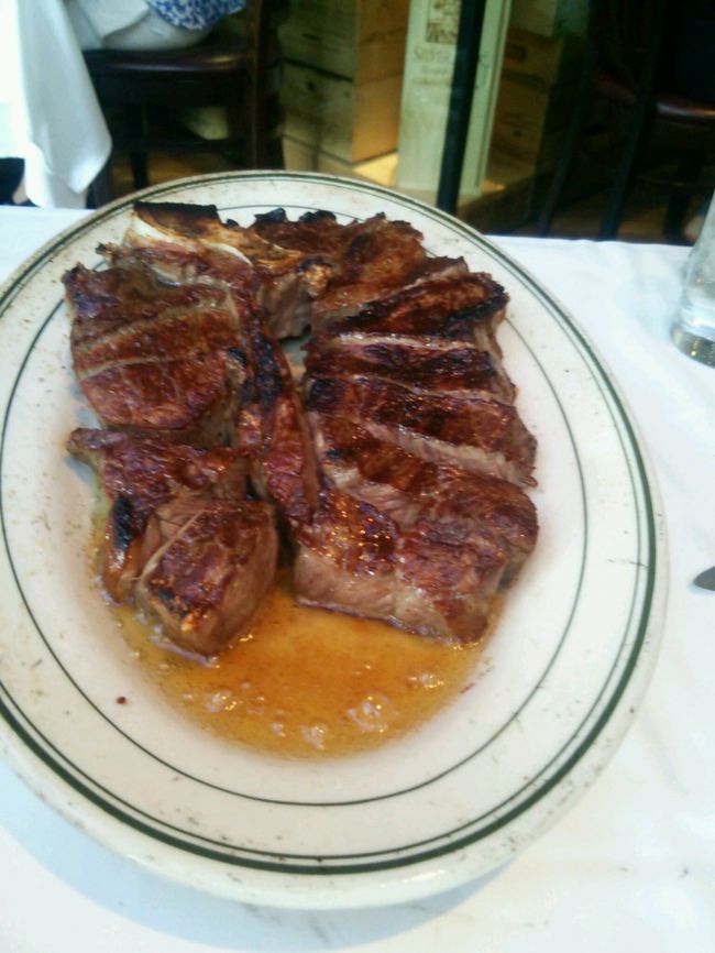 三人で二人前のステーキとサラダを注文。<br /><br />私たちのテーブル担当者が1月に来たときの担当者と一緒で名前を何となく覚えていたので「あなたは○○？」と聞いたら、私が言った名前に近い名前でした。<br />うろ覚えだったけど、間違いなく同じ人でした。