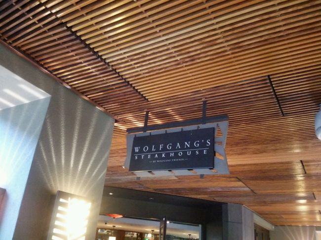 ハワイの定番<br />ウルフギャングスステーキハウスへ