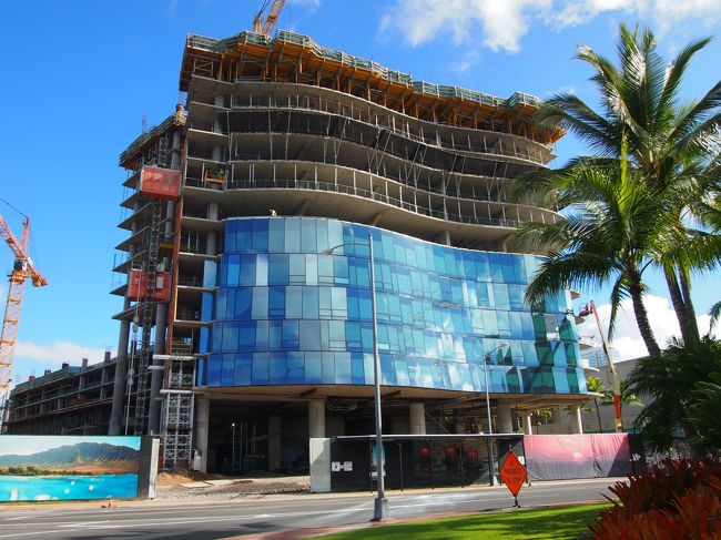 滞在7日目<br /><br />今日が丸々一日いられるのも最後。<br />楽しい時間はあっと言う間に過ぎていく〜(T_T)<br /><br />ランチの時間まで三人別行動でそれぞれ自由な時間。<br /><br />私はカカアコ地区方面へ行き、ホロホロタイム〜。<br /><br />至る所で建設ラッシュのカカアコ<br />何が建つんでしょうね。