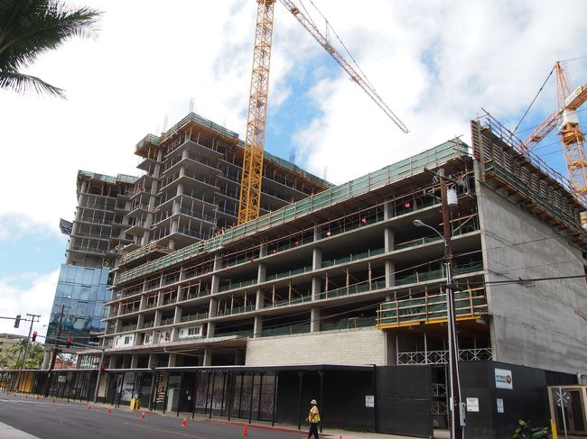 最初に出てきた建設中の建物の裏側