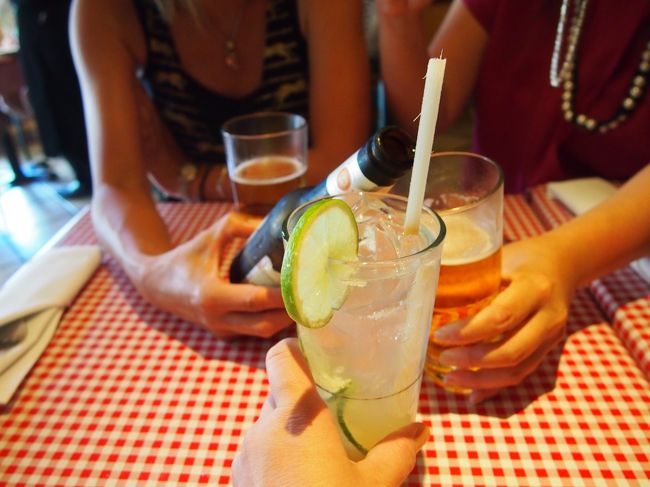まずは乾杯♪<br /><br />私はジンジャーなんちゃら（名前忘れた）というノンアルコールの飲み物を注文。<br />ストローに見える棒は、サトウキビでした。<br />かじったよ！
