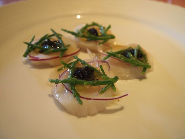 コース料理をチョイス<br /><br />ホタテの上のキャビア？<br /><br />このキャビアの話から、私とCちゃんの田舎では、魚の卵を<br />｢〇〇のこっこ｣と言うと話をしたら、Yちゃんは初耳だった！<br />たらこは、そのままタラコだけどね。<br />私の大好きな｢こっこ｣は、かじかのこっこ！<br />北海道、東北の人しかわからないかな？<br />ご飯に乗せて食べると美味しいの(^O^)<br />ややクセがあるかもしれないけど。