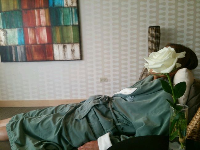 こんなガウンを着てリラックス<br />Yちゃんの顔、ちょうどバラで隠れた(笑)