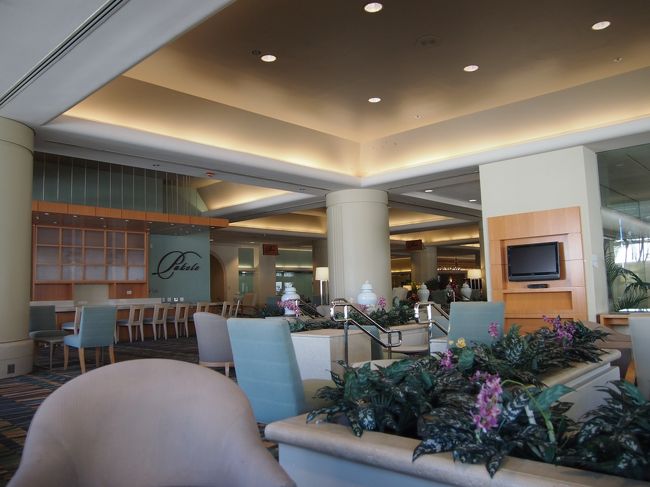 アラモアナホテルのロビー<br />ここでバスを待ち・・・