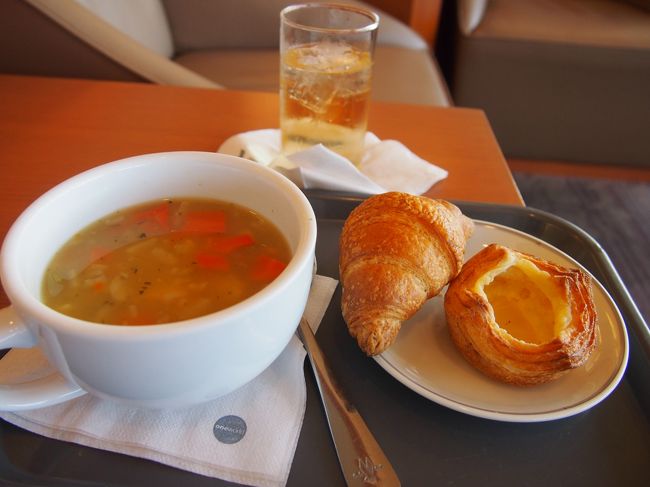 軽く食事をして・・・(この後違うスープも頂き軽くじゃないか)