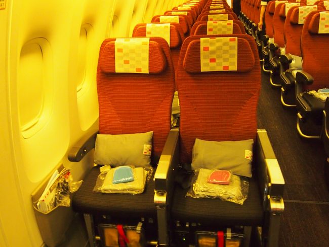 さて帰りの席は・・・<br />エコノミーファーストと陰で言われている非常口前の席〜