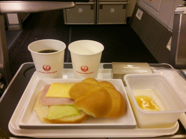 2回目の食事(おやつ的な・・・)<br /><br />あ〜あっと言うまの成田到着。<br /><br />7泊9日、Cちゃん、Yちゃん、楽しい時間をMahalo!<br />あと、＋1の主人にもMahalo!<br /><br />ねぇ、ねぇ、次回の渡ハは未定だけど・・・いつ行く？<br /><br />頭の中はいつでもAloha〜♪