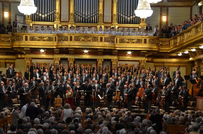 オーケストラ、コーラス大編成のステージ